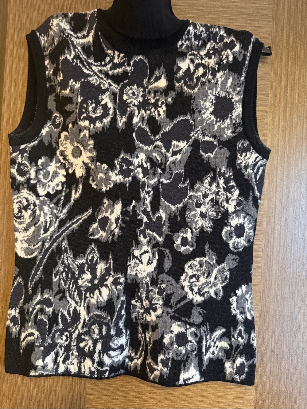 Fuzzy Sleeveless Floral Knit Top - Black & White Sz S made Italy
